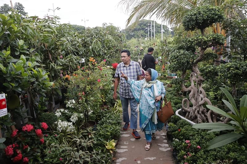 একে তো ছুটির দিন, তার ওপর আবহাওয়া ভালো থাকায় শেষ দিনের সকাল থেকেই মেলায় লোকসমাগম ছিল চোখে পড়ার মতো